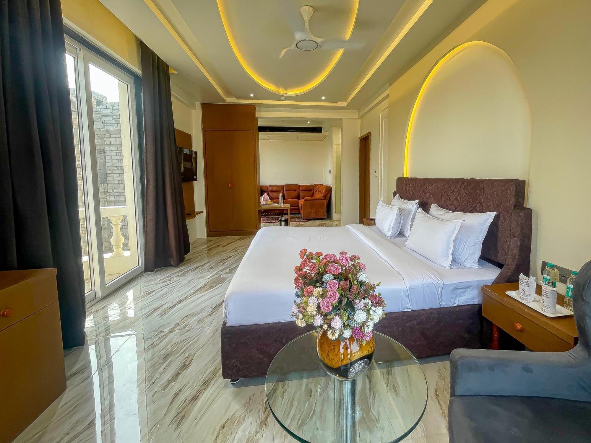 The S Crown Somnath Hotel ภายนอก รูปภาพ
