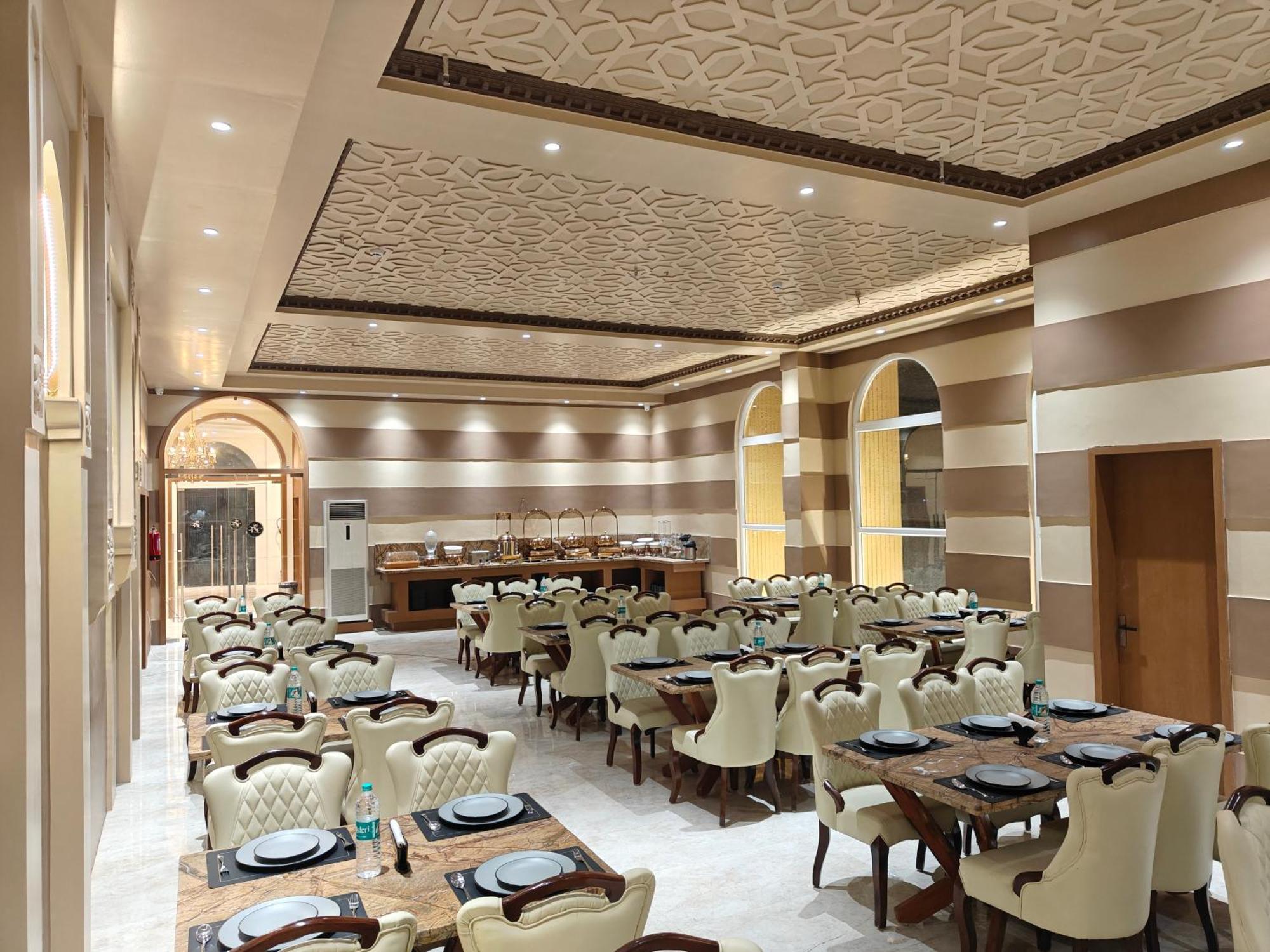 The S Crown Somnath Hotel ภายนอก รูปภาพ