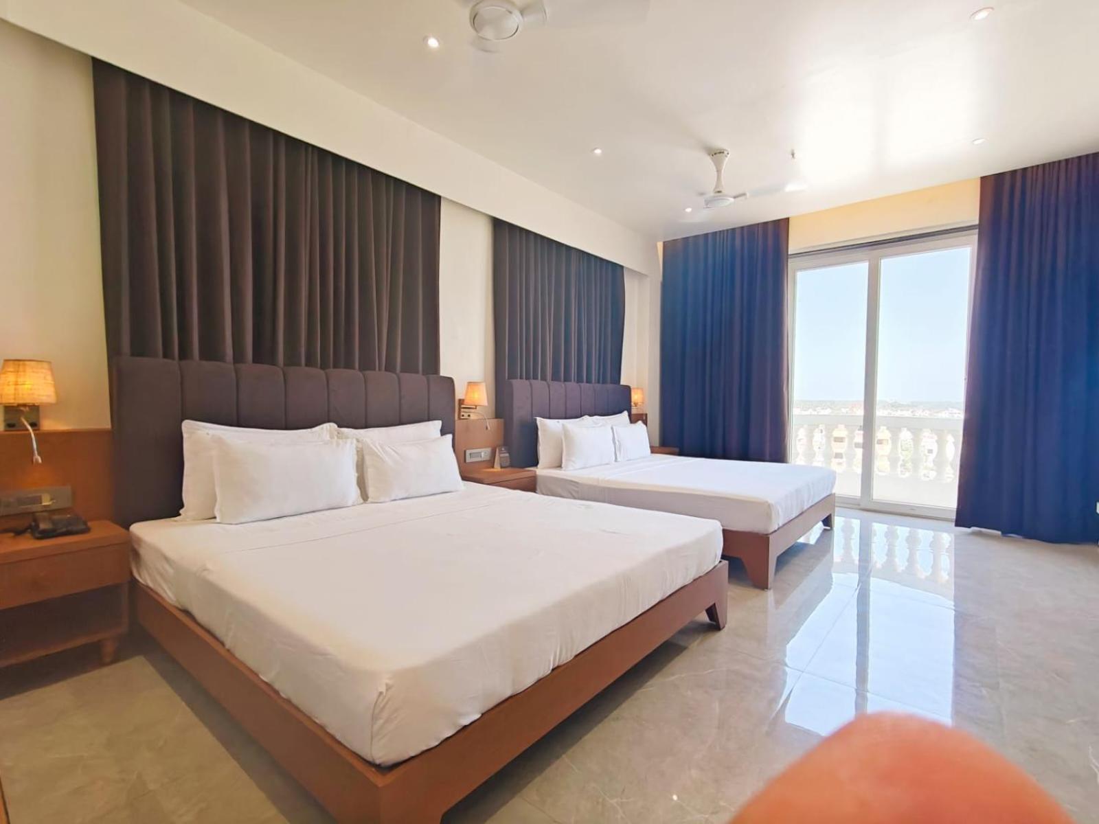The S Crown Somnath Hotel ภายนอก รูปภาพ