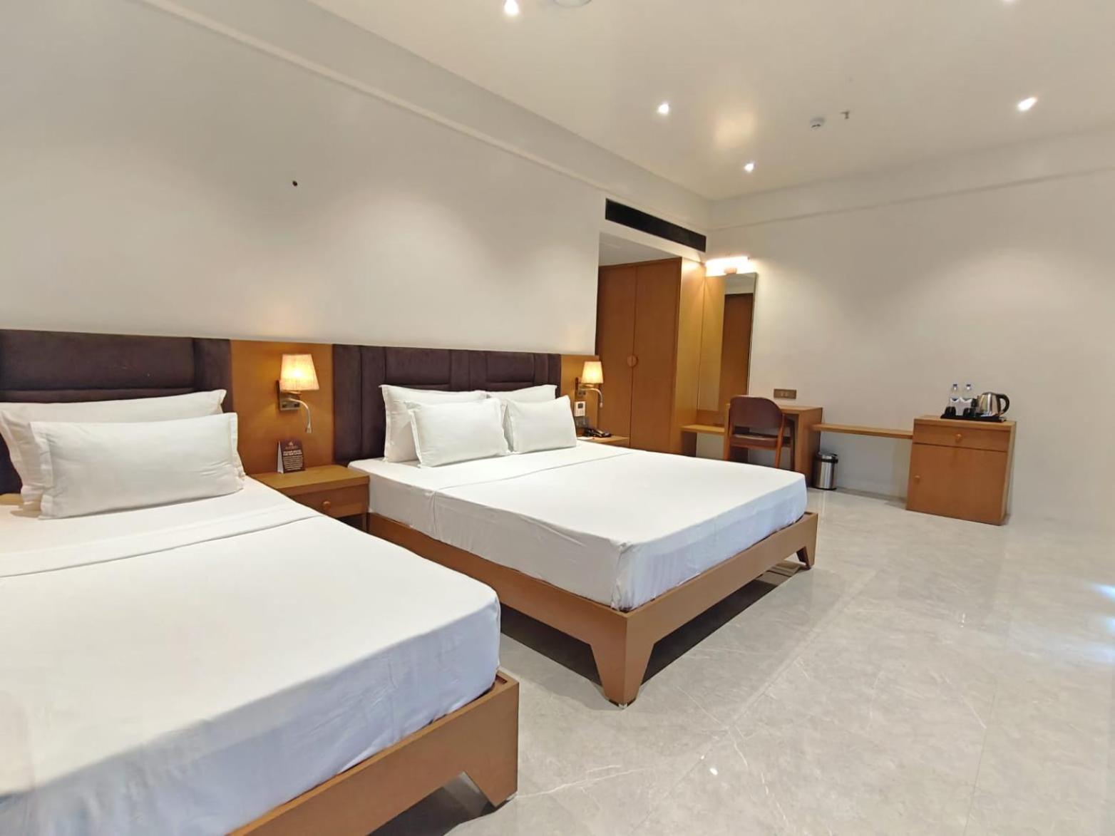 The S Crown Somnath Hotel ภายนอก รูปภาพ