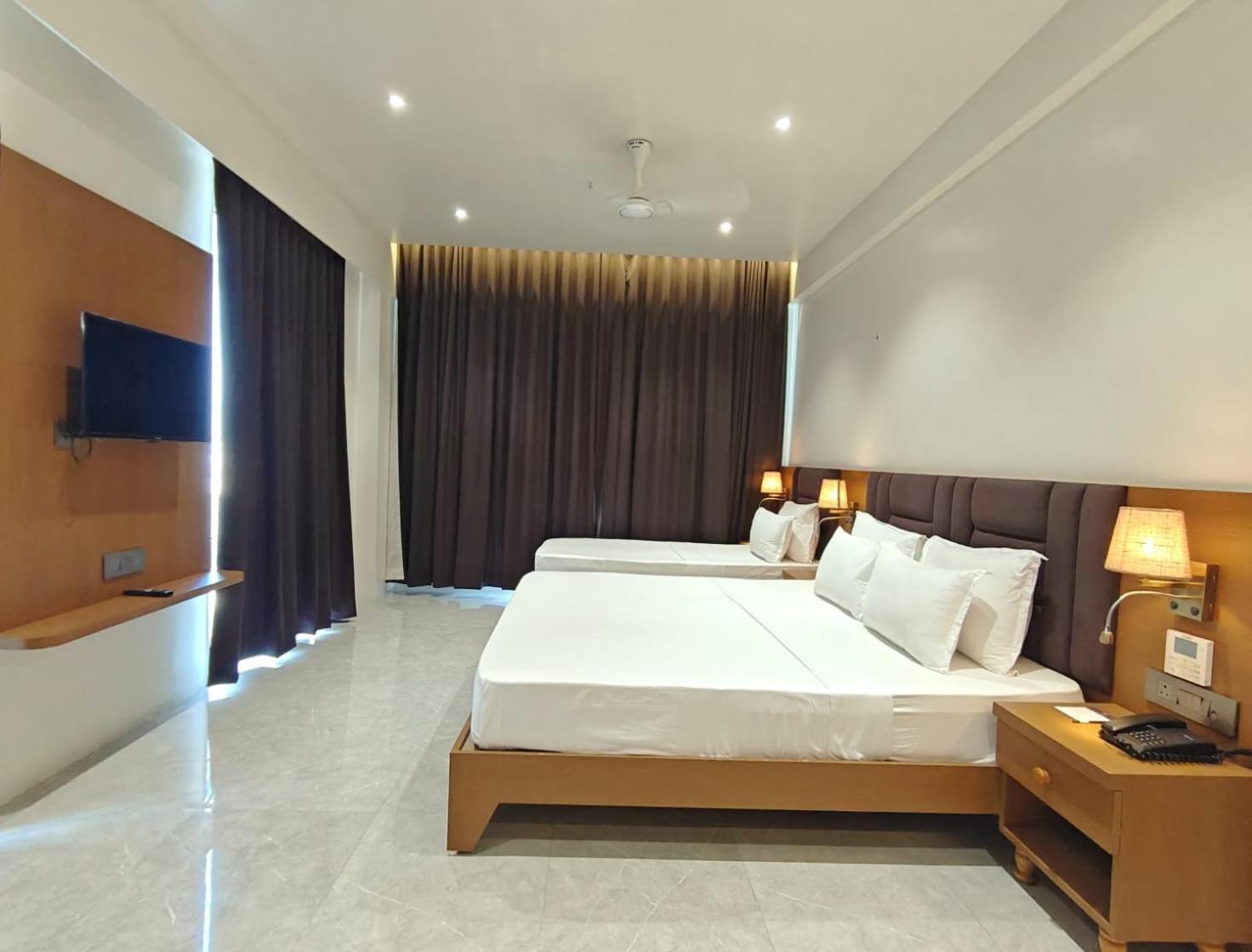 The S Crown Somnath Hotel ภายนอก รูปภาพ
