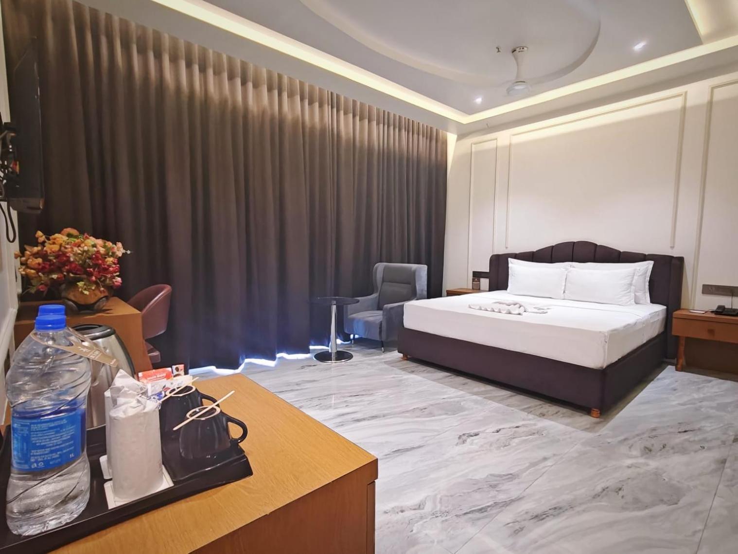 The S Crown Somnath Hotel ภายนอก รูปภาพ