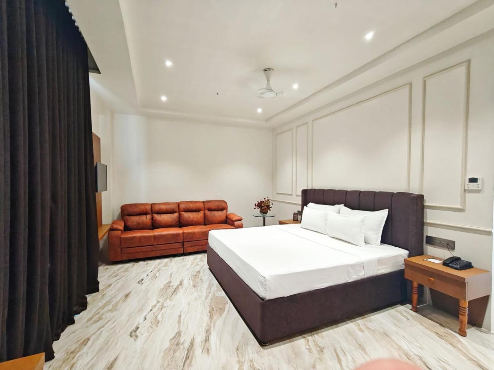 The S Crown Somnath Hotel ภายนอก รูปภาพ