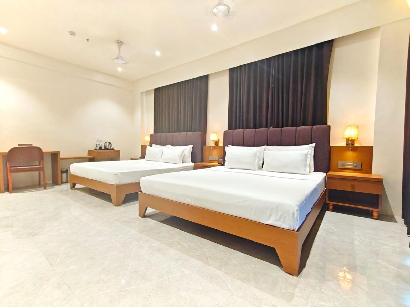 The S Crown Somnath Hotel ภายนอก รูปภาพ