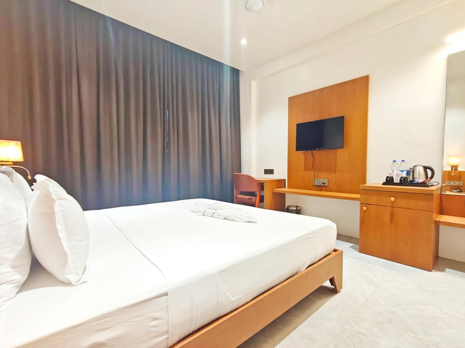 The S Crown Somnath Hotel ภายนอก รูปภาพ