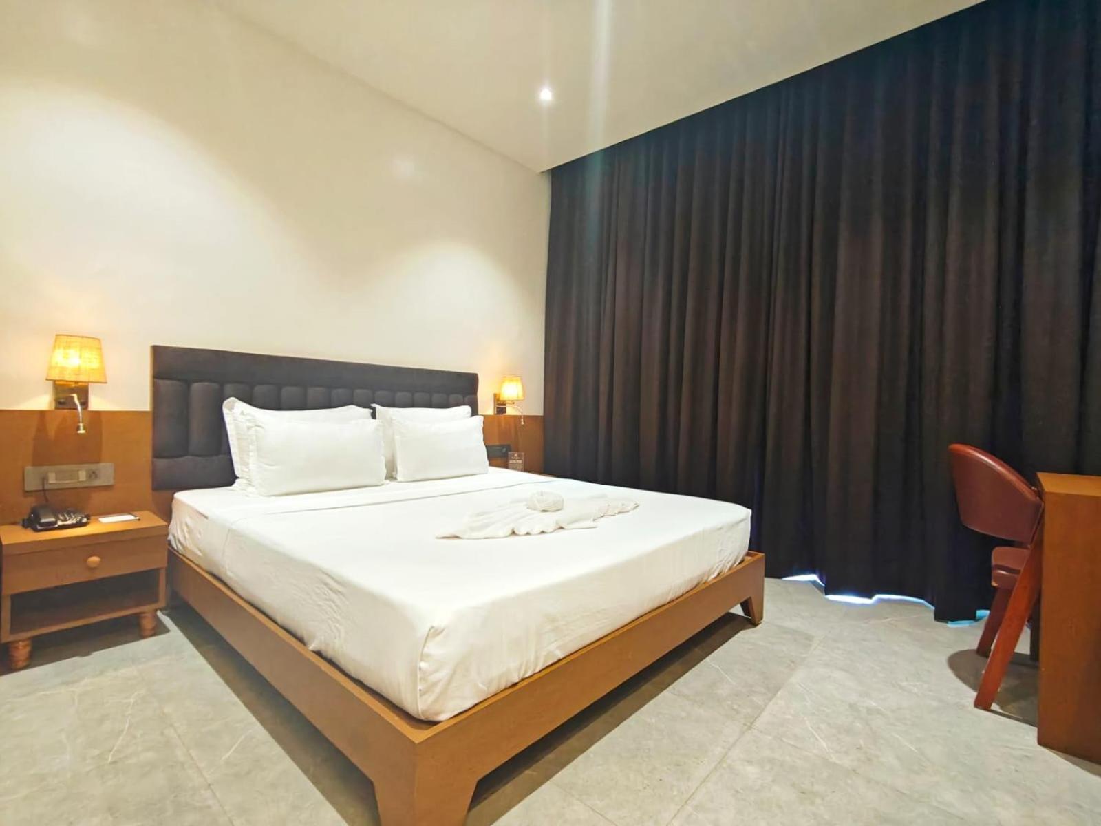 The S Crown Somnath Hotel ภายนอก รูปภาพ