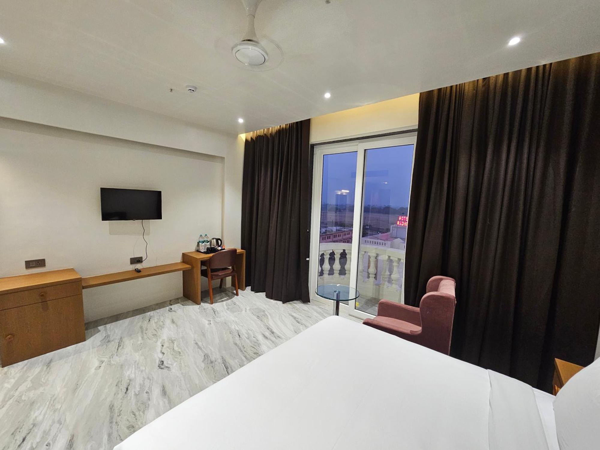 The S Crown Somnath Hotel ภายนอก รูปภาพ