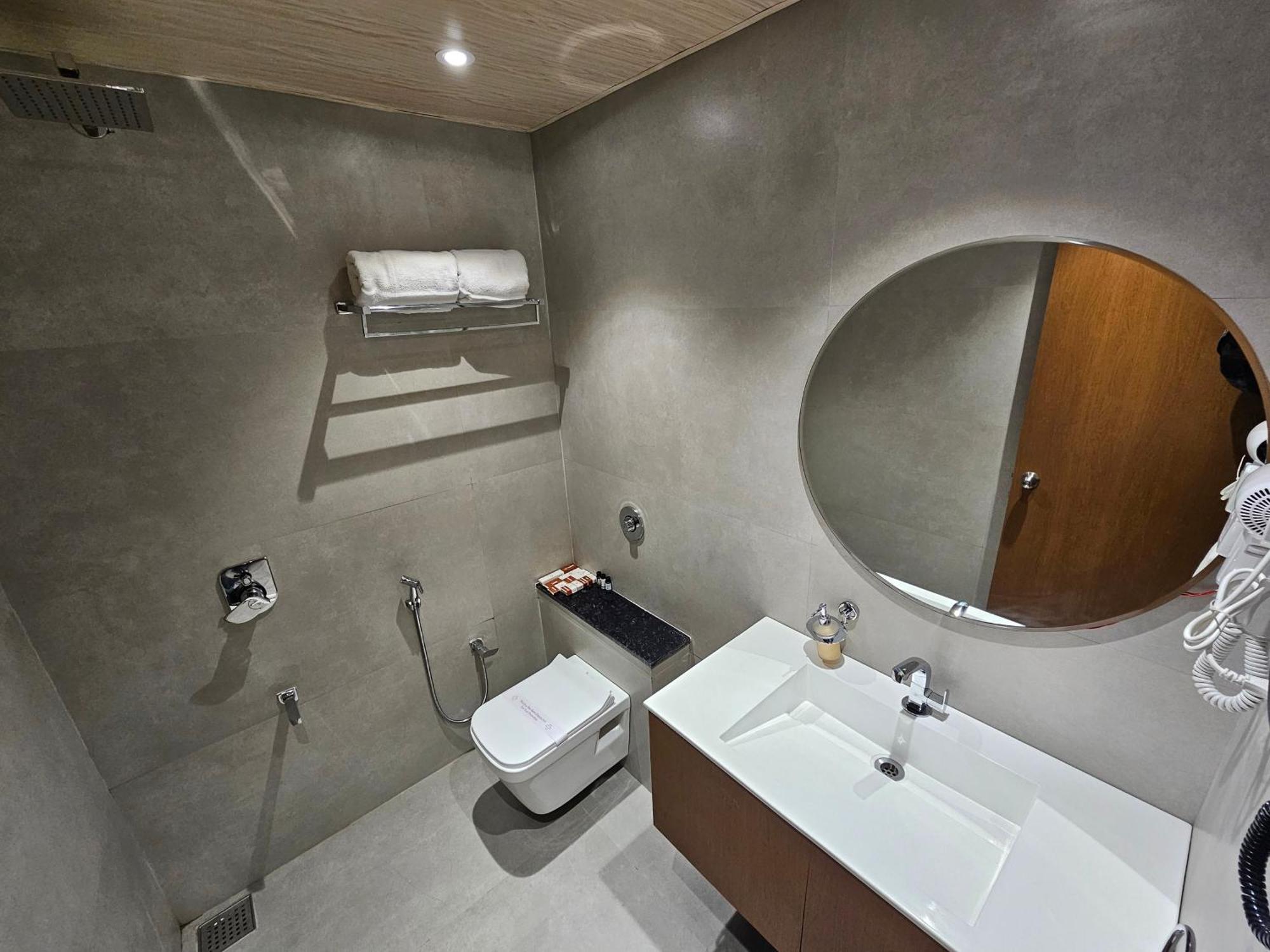 The S Crown Somnath Hotel ภายนอก รูปภาพ
